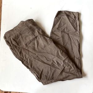 💥50% sale💥Guess beige capris size 6. E#530